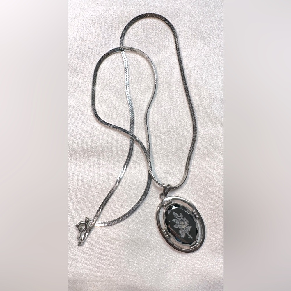 Vintage 1970’s / 1980’s costume jewelry rose pendant